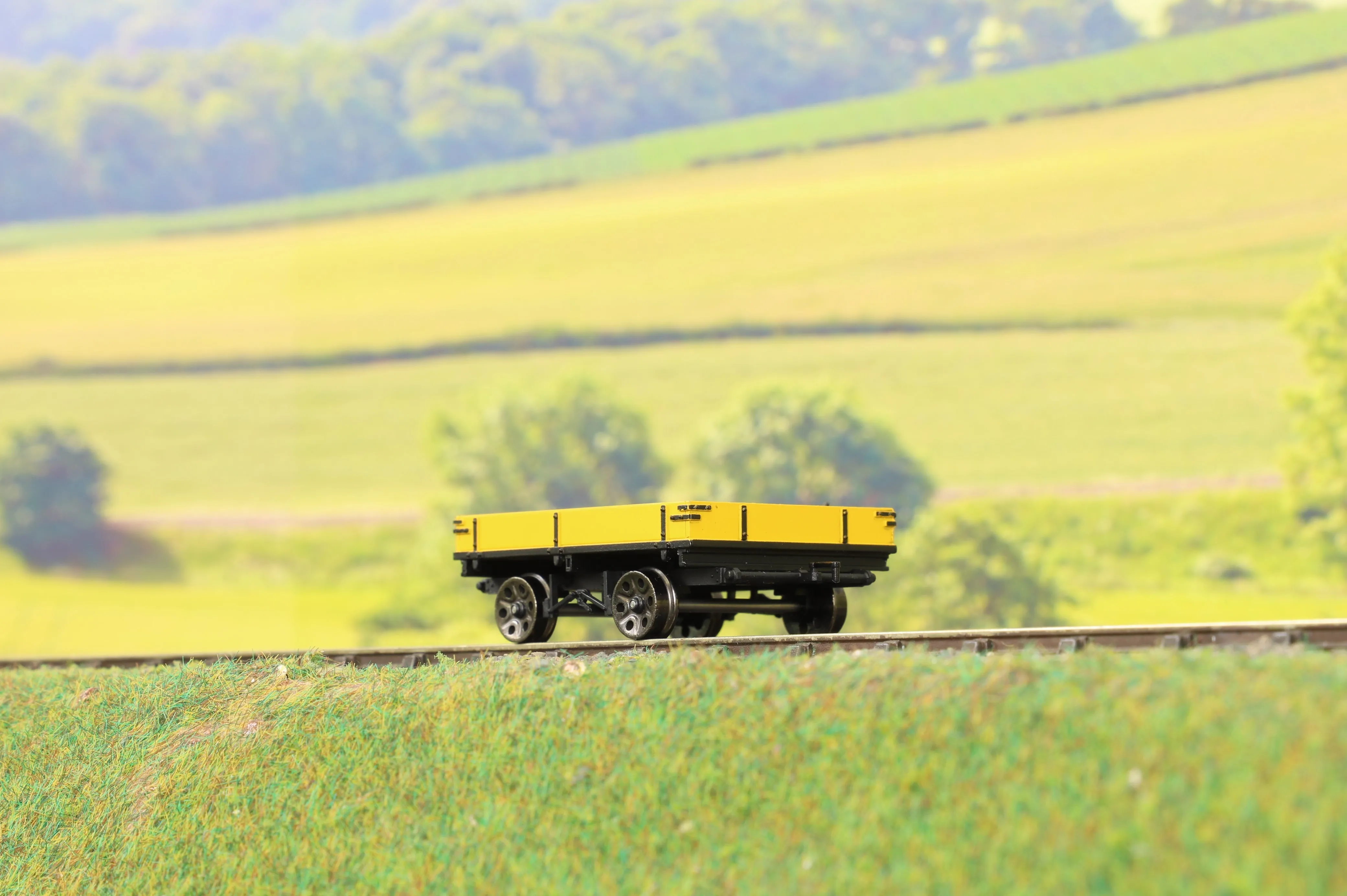 Ellis Clark Trains E3023 Finescale O Gauge Wickham Planked Trailer, BR Yellow